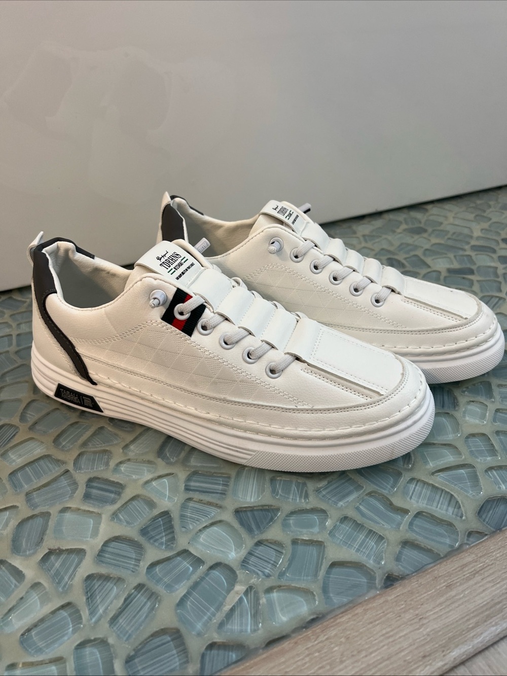 Men’s White Low-Top Sneakers with Black Heel Detail